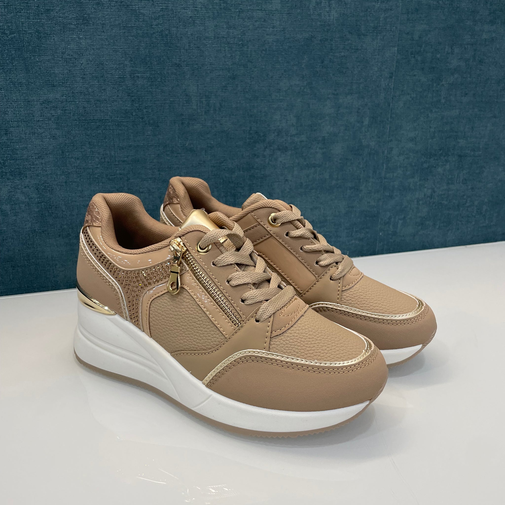 SNEAKERS CAPIROSKA