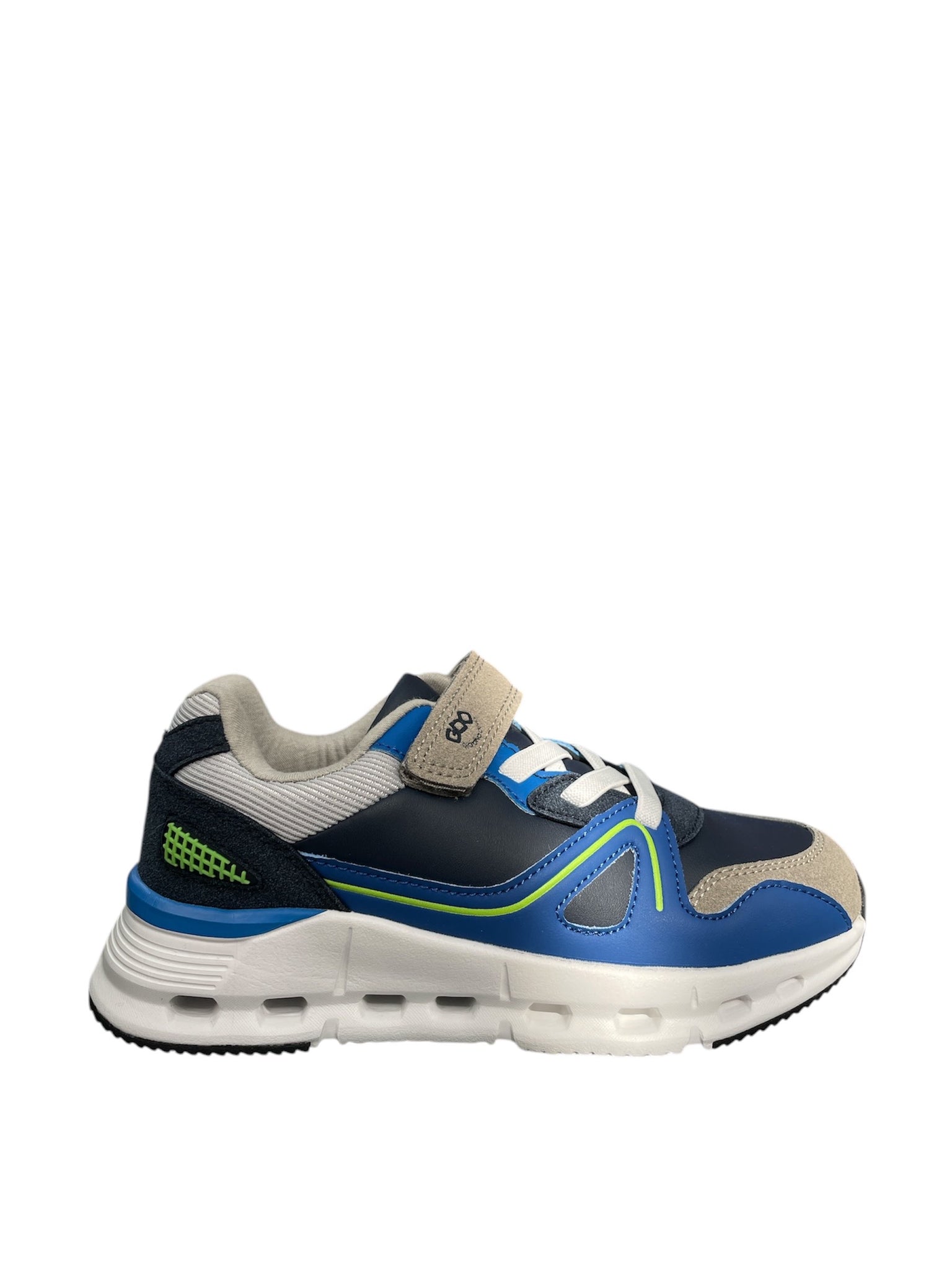 SNEAKERS HOLES
